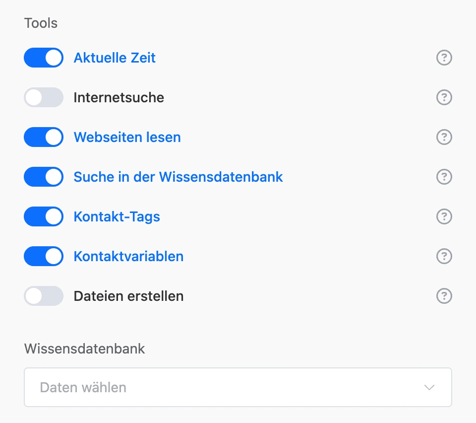 Werkzeuge des KI-Agenten: aktuelle Uhrzeit, Webseiten lesen, Wissensdatenbank durchsuchen, Kontakt-Tags und -Variablen aktiv; darunter das Feld „Wissensdatenbank“