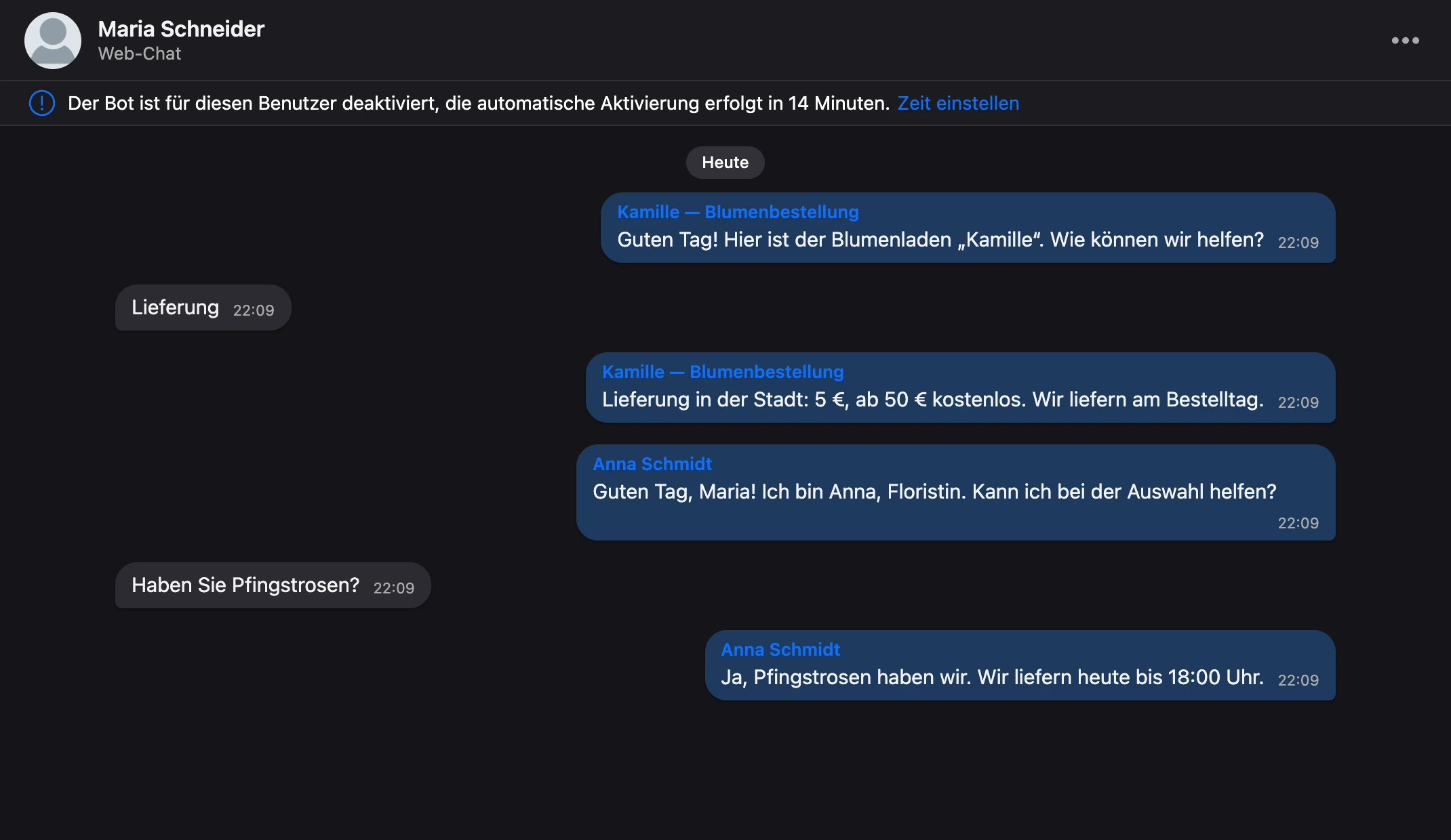 Schriftverkehr als Sprechblasen: Nachrichten der Person links, Antworten des Bots und eines Mitarbeiters rechts