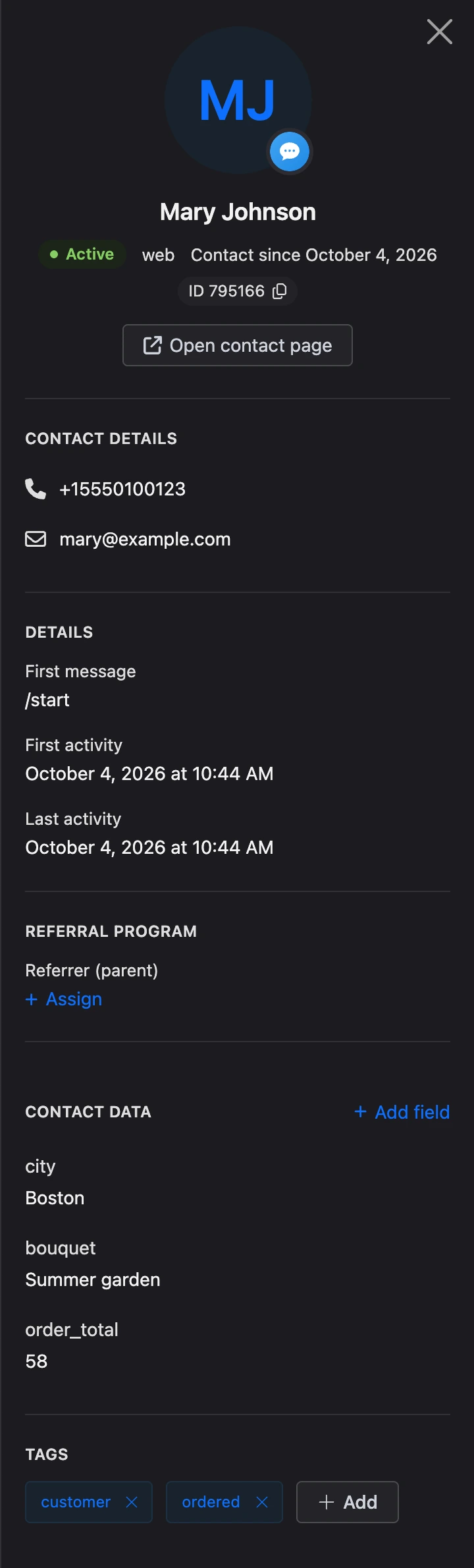 The contact panel to the right of the conversation: contact details, details, contact data and tags