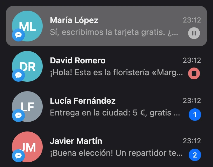 La lista de conversaciones: un icono de pausa en un contacto y un icono rojo de stop en otro