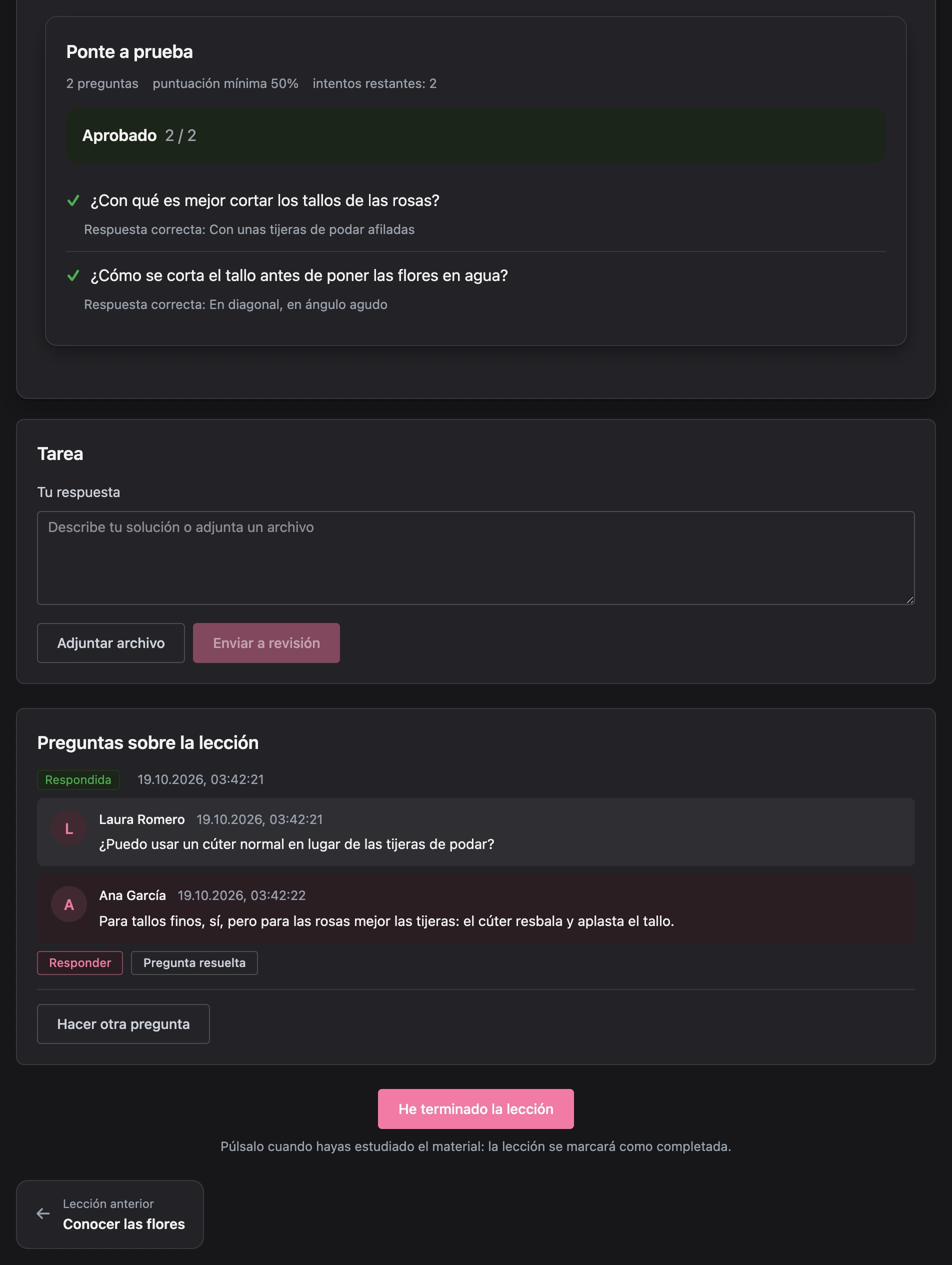 Test con resultado y revisión de respuestas, tarea, preguntas de la lección y el botón «He terminado la lección»