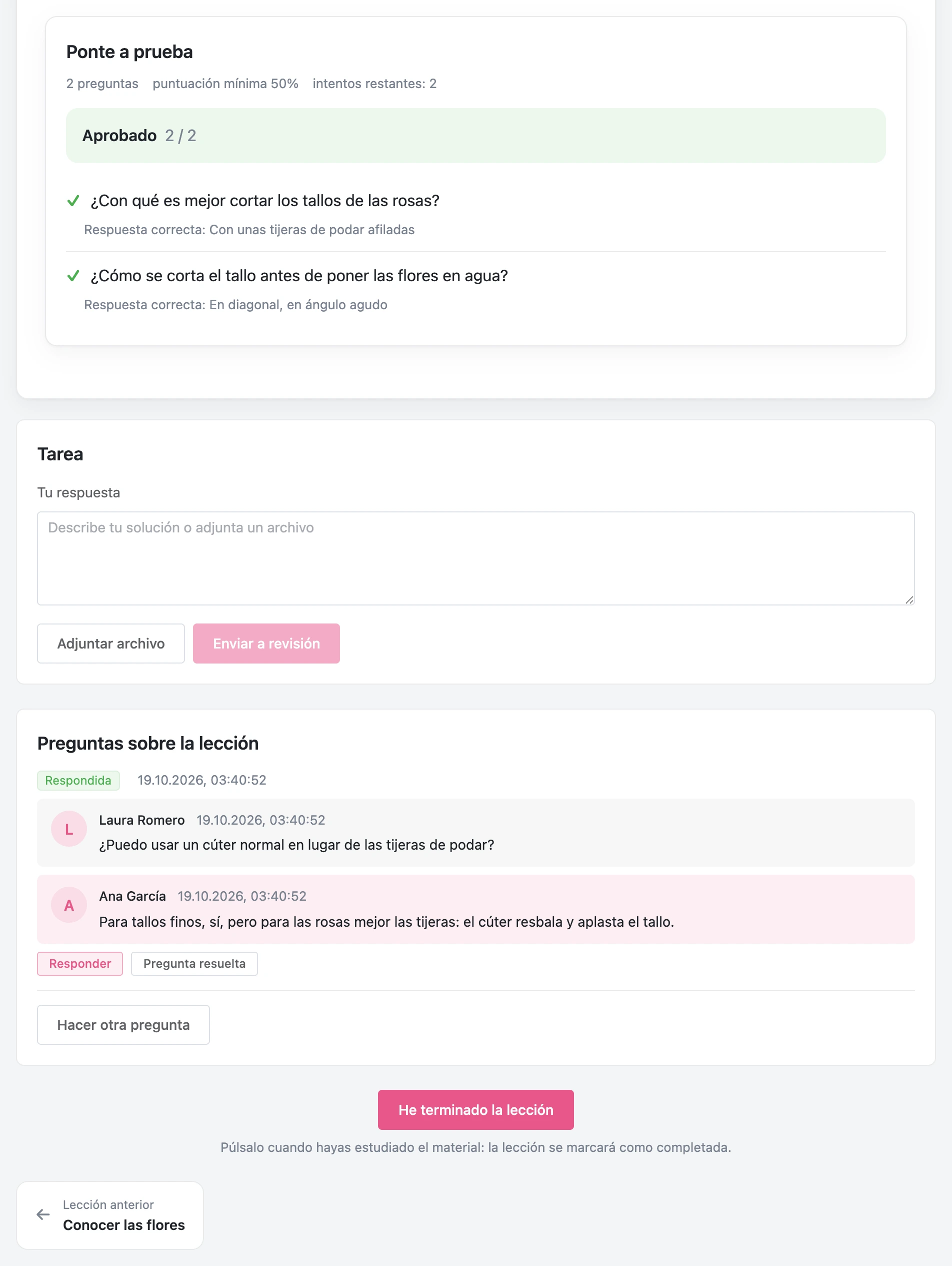 Test con resultado y revisión de respuestas, tarea, preguntas de la lección y el botón «He terminado la lección»