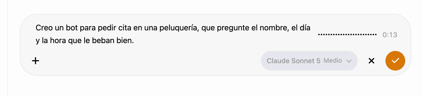 Entrada de voz en el chat de IA: el texto reconocido, la onda y el tiempo de la grabación, los botones de cancelar y listo